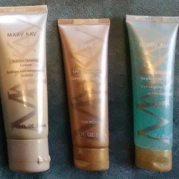 NWT Mary Kay Travel Sized Sun Care Kit - Picture 2 of 6